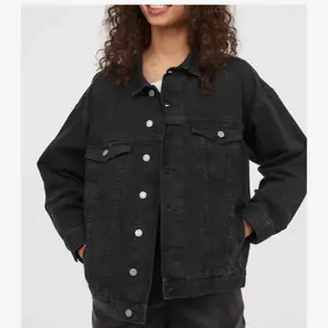 Säljer denna jeans jacka från hm, strl L men skulle säga att den är lite liten i storleken. använd några gånger bara så i väldigt fint skick. Ny pris 399❣️