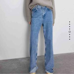 Ett par supercoola ljusblå jeans från Zara’s senaste kollektion. Helt oanvända med prislapp kvar. Säljer dem 100kr billigare här än på hemsidan! Slutsålda online!!!