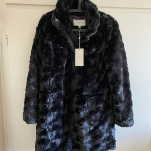 Oanvänd jacka från vila - Säljer en jackafrån vila i att 36, den har inte används och har kvar prislapp. Ny pris 1100kr säljer den för 500kr.