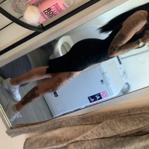  - Klänning med liten slits på sidan stl xs-s väldigt töjbar 