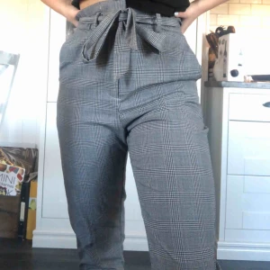  - Snygga rutiga kostymbyxor från HM. Frakt ingår i priset!!!