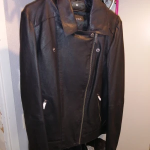 Ny läderjacka  - Helt ny oanvänd läderjacka i bikermodell strl  S. Frakt tillkommer. 