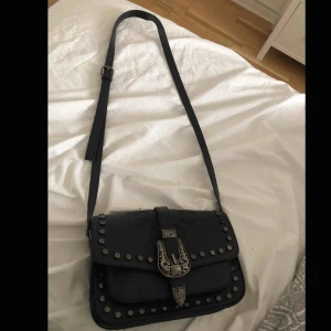  - Väska köpt från New yorker. Nästan oanvänd.