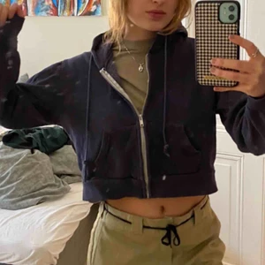  - Söt, marinblå, croppad kofta från Brandy Mellville/John Galt. Köpt här på plick men satt liten på mig :( Inte mina bilder men koftan ser exakt likadan ut! (Kund står för frakt)