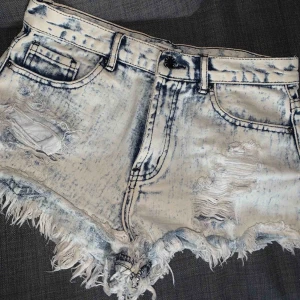  - Super snygga high waist shorts, perfekta inför sommaren😊 står att de är 38 men skulle säga att de är mer 32-36 i strl. Kan mötas upp i Gbg eller lämna i brevlåda  (annars tillkommer frakt)🌷