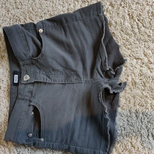 Shorts  - Mörk grå/grön, stretch. Inget fel på dem (för små för mig). Köparen står för frakten 