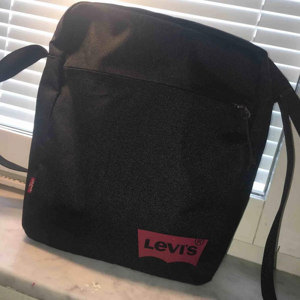En ny Levis Axel väska. Den är unik och använd en gång😊 den är stor och har mycket utrymme. Skriv om ni är intresserade🥰. Väskor.