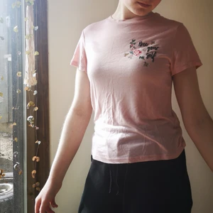 Somrig t-shirt - Somrig babyrosa t-shirt, "Bee your self" i broderi och tryck 🐝🌺 Lite kortare än standardlängd. Frakt tillkommer! 
