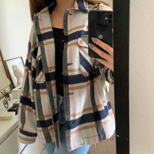  - Skitsnygg o trendig skjortjacka från ZARA 😍😍 Säljer pga kommer inte till användning. Använd ett fåtal gånger.