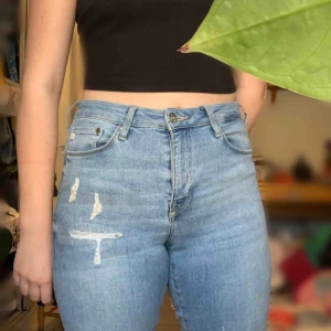 - Säljer dessa skinny jeans med massa olika slitningar! De är knappt använda då de inte är min stil längre. De är sköna och strechiga men sitter ändå jätte bra! Står 29W och längd 165 och passar en S-M. 70kr+ 70kr frakt