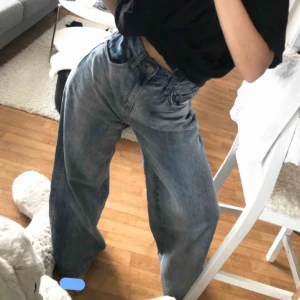  - Superfina ljusblå vida jeans som tyvärr e något stora för mig!⭐️ strl W25 och L30🌸