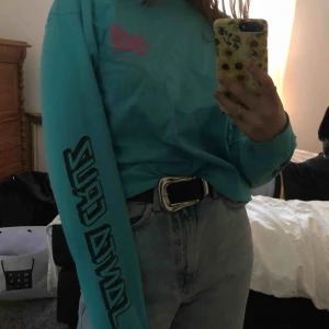  - longsleeve från märket Santa Cruz, med tryck på baksidan. i stl M, men svinsnygg oversized/instoppad i byxorna. köparen står för frakten! 🌻