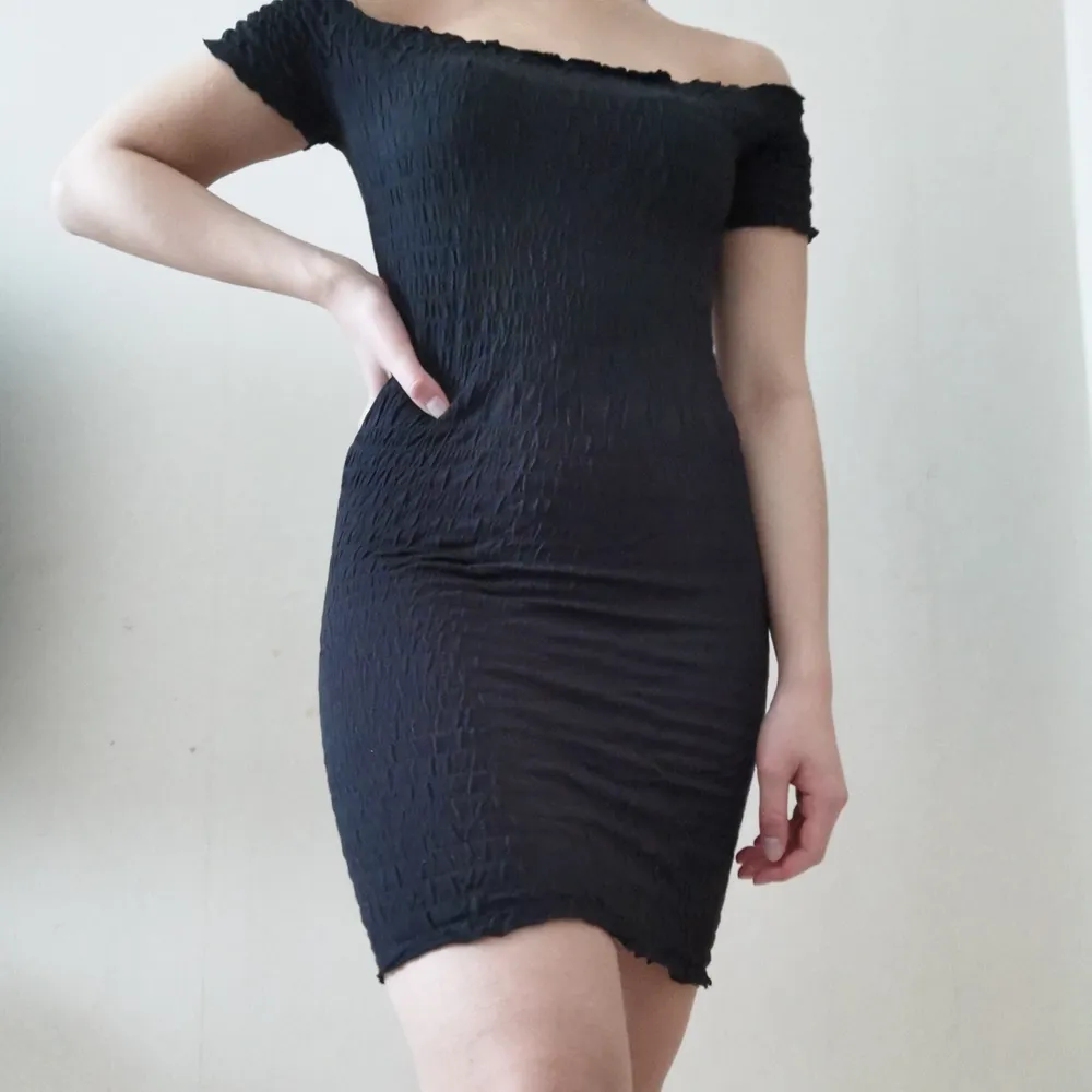 En fin tight klänning som passar till sommaren. Jag har använt den ett par gånger, men den är fortfarande i bra skick. Kan fraktas men köparen står för frakten :). Klänningar.