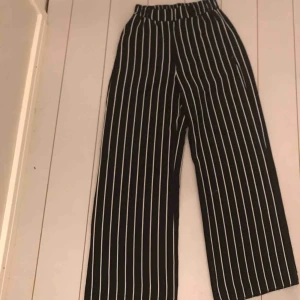 Randiga vida byxor - Ett par vida randiga byxor från river island. Säljer pga långa för mig som är ca 165. I bra skick! Frakten ingår i priset.