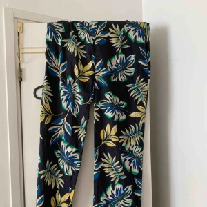  - Snygga raka byxor i fint mönster. Knappt använda