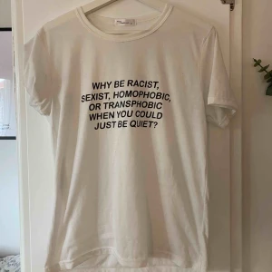  - Fin T-shirt med fantastiskt budskap, kommer tyvärr inte till användning. Storlek M, har använt den som en oversized sovtröja. Mer klarvit i verkligheten 🌸 Betalas med swish och köparen står för frakten 😊
