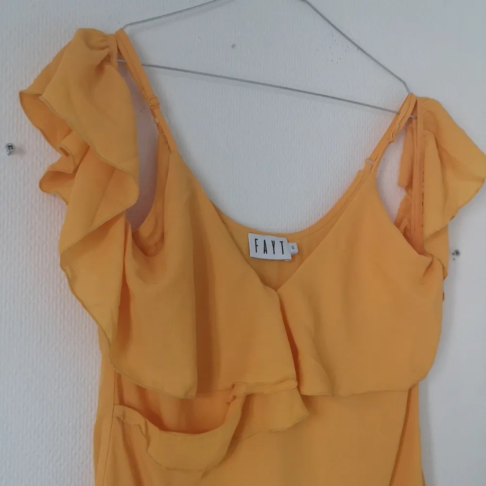 Superfin gul klänning från NA-KD. Endast testad! Köparen står för frakten eller möts upp i Kalmar. . Klänningar.