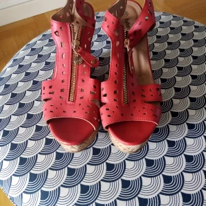 Kilklack sommar skor - Helt nya oanvända sommarskor kilklack köptes i Grekland förra sommaren för 30 euro. Strl 39 va alltså för stora för mig så har inte använt dom 