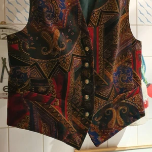 60 talet Basler väst - En vintage unisex söt och Smith 60 talet väst som är utsåld. mycket I bra skick och stylig .passar från xs_l. Användade några ganger. Finns fler bilder och köpare står på frakt..alla bud är välkomna köp  2 och få  fri frakt .