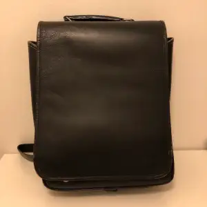 En fin svart läderväska från Indiska som är inköpt på second hand. Den är lite nött på kanterna, vilket gör att den får en snygg vintage-look. Mått: 30x38x10 
