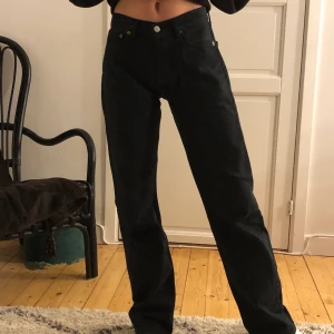 Vintage Levi’s - Säljer dessa vintage Levi’s jeans som köptes i london för ett år sedan. Det att stoleken är 28/34. Men tjejen på bilden brukar ha 25 vilket motsvarar XS🥰 modellen på jeansen är 501:or