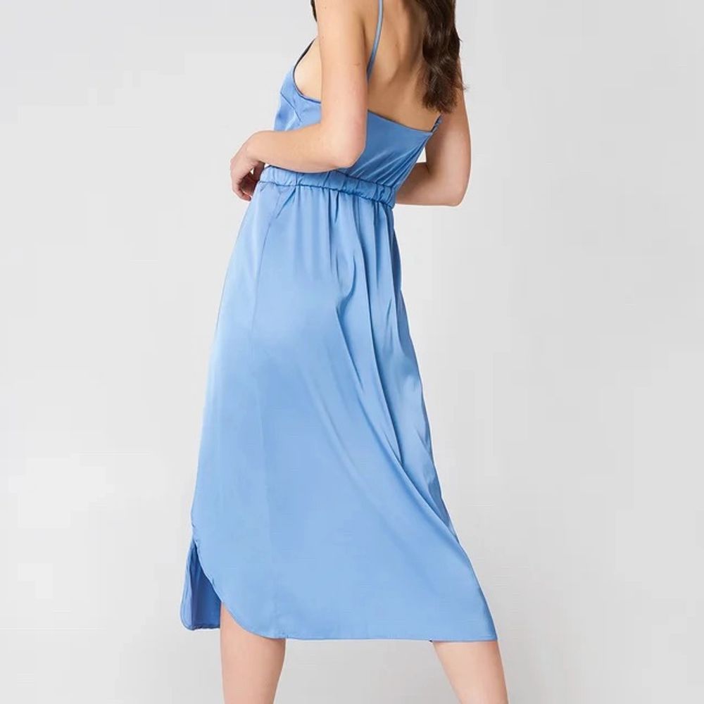 Säljer denna blåa satin klänning för linn Ahlborgs kollektion med nakd🤍. Klänningar.