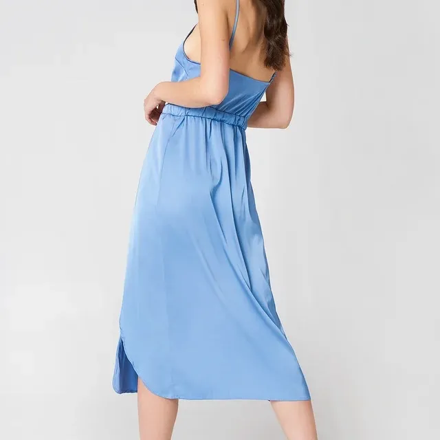 Säljer denna blåa satin klänning för linn Ahlborgs kollektion med nakd🤍. Klänningar.