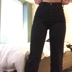 Raka jeans levis - Säljer mina tidigare favorit jeans från Levis, rak i modellen men säljer för använder de inte så mycket längre för att de har blivit lite korta för min smak❤️ vet tyvärr inte längden men skulle gissa på 30, storleken/waist är 26 skriv på privat för fler bilder i bättre ljus haha 🤩❤️ frakt 63kr 