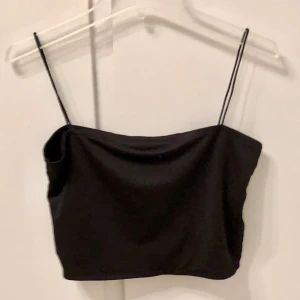 svart linne - ett superfint svart linne köpt från Zaful✨ säljer för att jag redan har ett likadant💕 pris+frakt blir 74kr✨ om flera vill köpa blir det budgivning i kommentarerna ✨