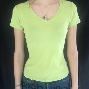 T-shirt  - Snygg t-shirt i en ljusgrön färg. bra skick! Köpt på Benetton. 