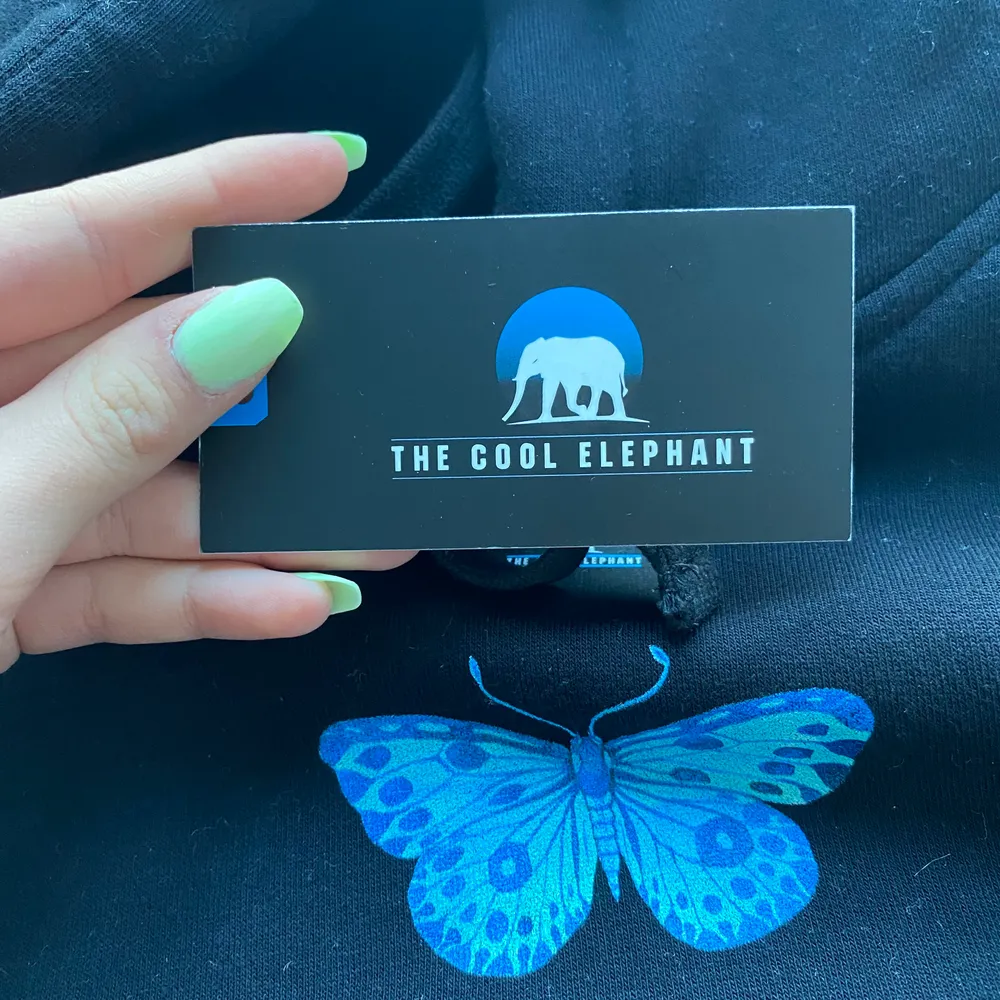 Säljer denna trendiga hoodien fårn The cool elephant. Aldrig använt och lappen sitter fortfarande kvar. Buda i kommentarerna så avslutar jag budgivningen den 2 februari. Obs första bilden är lånad från The cool elephant Instagram. 💕. Hoodies.