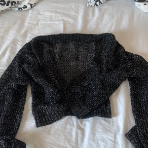 Kofta! - Säljer denna pga den är för liten! Den är dock väldigt söt och fin på fester osv! Den ligger på 50 kr! Står ej för frakten ❤️👍💞 kontakta om ni är intresserade eller om ni har några frågor 😎