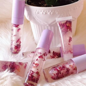 Rosan lipgloss 🥀 - Rosan lipgloss dofta ros. Den innehåller organic cocosolja, E vitamin, organic sweet almond olja, torkad ros blad och smak olja. Finns i Squeeze tuber- 30kr/st, tjocka lila wand tuber - 40kr, långa lila wand tuber- 50kr. Lipglosset är genomskinlig och glansigt på läpparna. Den är återfuktade och mjuk görande. Frakt är 15kr. Skriv i chatten vid frågor.  