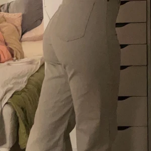 Dr Denim  - Ett par jätte fräscha biege vita jeans köpt på dr denim för 800 kr men säljer dom för 700 kr istället! 