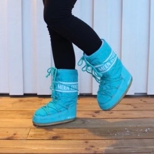 Moon Boots - Supersköna och varma ljusblåa Moon Boots! I dom står de storlek 31/34 men skulle säga att de passar lite större också då de är väldigt mjuka inuti och 21,5 cm i innermått💙 Hör gärna av er vid frågor eller liknande✨ HÖGSTA BUD JUST NU: 300kr+frakt💘 Bindande bud! 