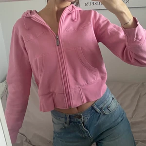 Zip Hoodie Croppad - Jättesöt thriftad babyrosa tröja!! Den är croppad i modellen så man behöver ej stoppa in den. Lite för kort i ärmarna för mig som är 174 🌸🌸