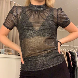 Glittrig festtopp  - Superfin festtopp, endast använd 1 gång så den är som ny. Det är storlek 32 men den är väldigt stretchig så skulle säga att den passar 34 och 36 också                                                      Köparen står för frakten❣️                                                                Priset går att diskutera vid snabb affär😊