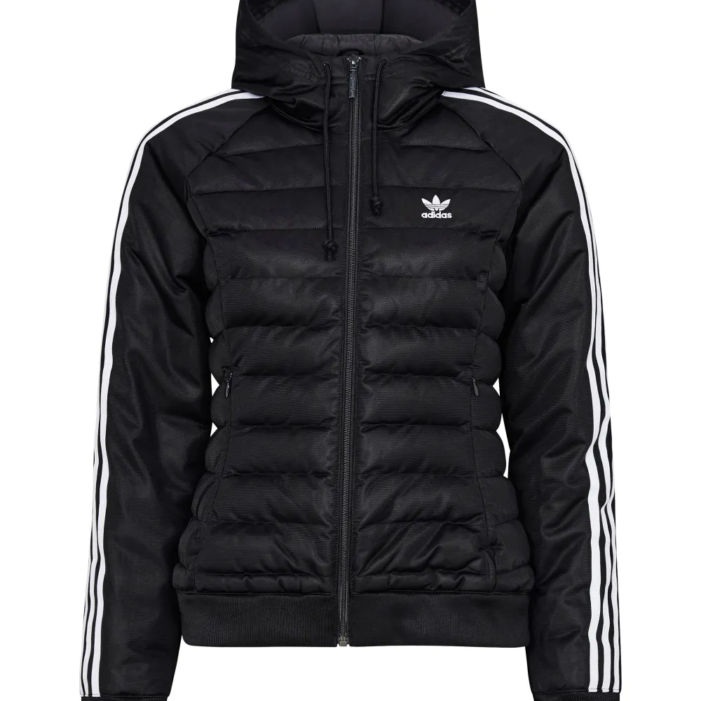 Säljer min adidas för jag  tappat intresse. Storlek S (passar M också) . Den är i völdigt bra skick,men har används flitigt. Säljer för 400 kr. . Jackor.