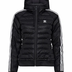 Adidas jacka dam - Säljer min adidas för jag  tappat intresse. Storlek S (passar M också) . Den är i völdigt bra skick,men har används flitigt. Säljer för 400 kr. 