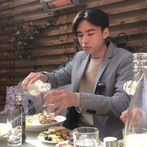 Grå kostym!!! - Säljer matchande kostymset i grått. Storlek i kavaj: 50. Storlek i byxor: 48. Från H&M i skinny fit. Passade mig när jag hade S i storlek. Passar XS och S, enligt mig. Byxorna använda lite mer men kavajen använd ett tillfälle (ej sprätt fickorna än). (Skriv för fler bilder om ni vill ha)