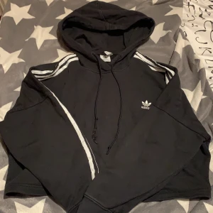 Adidashoodie - Croppad hoodie i väldigt bra skick