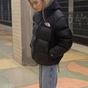 North face - BUD JUST NU: 2600kr säljer min northface jacka då jag vill köpa en i större storlek!🤍 använd fåtal gånger denna vinter så är i nyskick! Nypris: 2400kr om många intresserade blir det bud