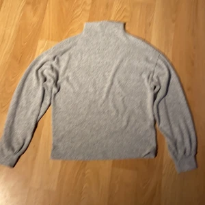 Grå långarmad från Gina Tricot i st.xs - Grå långarmad men balongarmar.Andvänd några gånger men ser ut som oandvänd.Är en XS men skulle nog passa S också.Vid många intressen sker budgivning!
