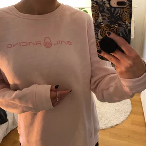 Sail Racing sweatshirt - Ljusrosa sweatshirt köpt secondhand för 1 år sedan, aldrig använd av mig! Mycket bra skick! Tröjan är i stk L men sitter som en S!