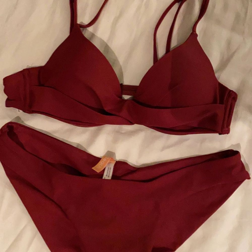 Söker en bikini från Nelly.com eftersom den tyvärr är förliten för mig. Bh:n har push-up och är i storlek 70A, och underdelen är i storlek xs. Toppen är använd några gånger och underdelen endast testad en gång! Superfint skick💞 KAN ÄVEN SÄLJAS ENSKILT OCH INTE TILLSAMMANS. 40kr per del och 70 för båda! TOPPEN SÅLD . Övrigt.