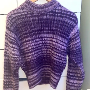 Tröja - Super snygg tröja från zara! Strl S men funkar På M ! Helt ny och oandvänd alltså inga defekter! Skriv för mer bilder💕 Tjejen på bilden är min kompis som är ca 165-167cm 💕 BUD PÅ 240