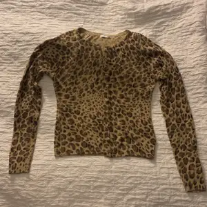 Super sin leopard kofta i storlek S-M, från second hand😊 har aldrig kommit till användning tyvärr. Jag är 160cm o den sitter perfekt på mig💕 ett litet hål sitter på vänstra axeln men syns inte när man använder tröjan! Köparen står för frakt💜