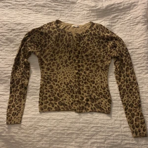 Leopard Kofta  - Super sin leopard kofta i storlek S-M, från second hand😊 har aldrig kommit till användning tyvärr. Jag är 160cm o den sitter perfekt på mig💕 ett litet hål sitter på vänstra axeln men syns inte när man använder tröjan! Köparen står för frakt💜
