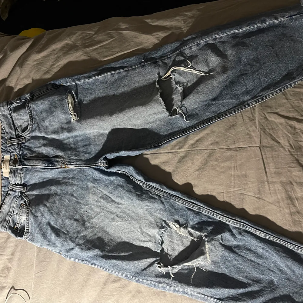 Skit snygga byxor från zara, ganska små i stl, jätte sköna att ha. Jeans & Byxor.