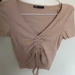 Super fin zara tröja  - Superfin beige t-shirt från Zara i storlek S, 60kr plus frakt